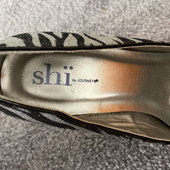 Sparkly zebra high heels - Picture 2 of 5